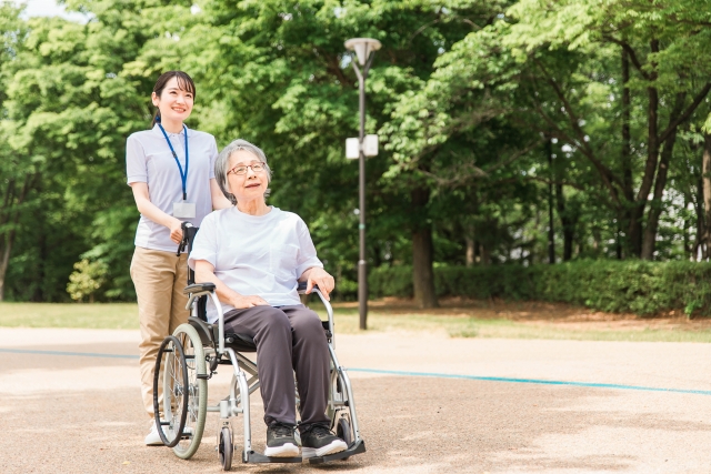 【ideate株式会社】老人ホームや老人保健施設での介護の仕事について
